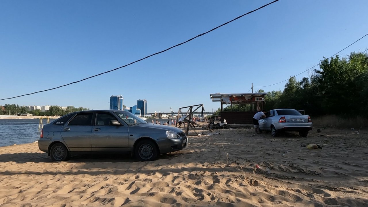 Астраханцы просят запретить проезд на пляж на автомобилях
