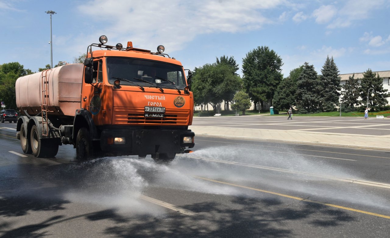 В Астрахани из-за жары начали охлаждать дороги | 12.07.2022 | Астрахань -  БезФормата