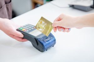 Помощь подруги на работе обошлась астраханке в 1,6 млн рублей