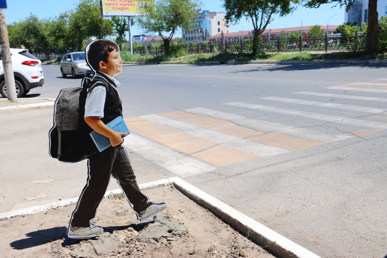 На пешеходных переходах в Астрахани установили фигуры детей в полный рост