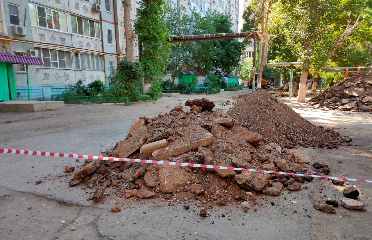 В Астрахани начался ремонт двора