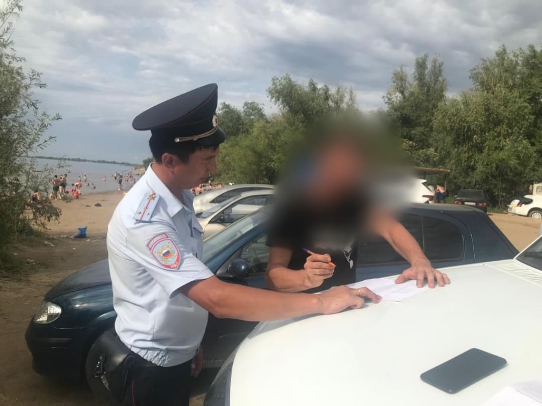 Астраханская полиция наказывает людей за спиртное на пляже