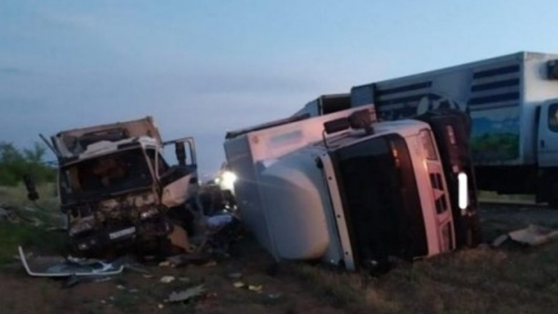 По дороге в Астрахань столкнулись три фургона
