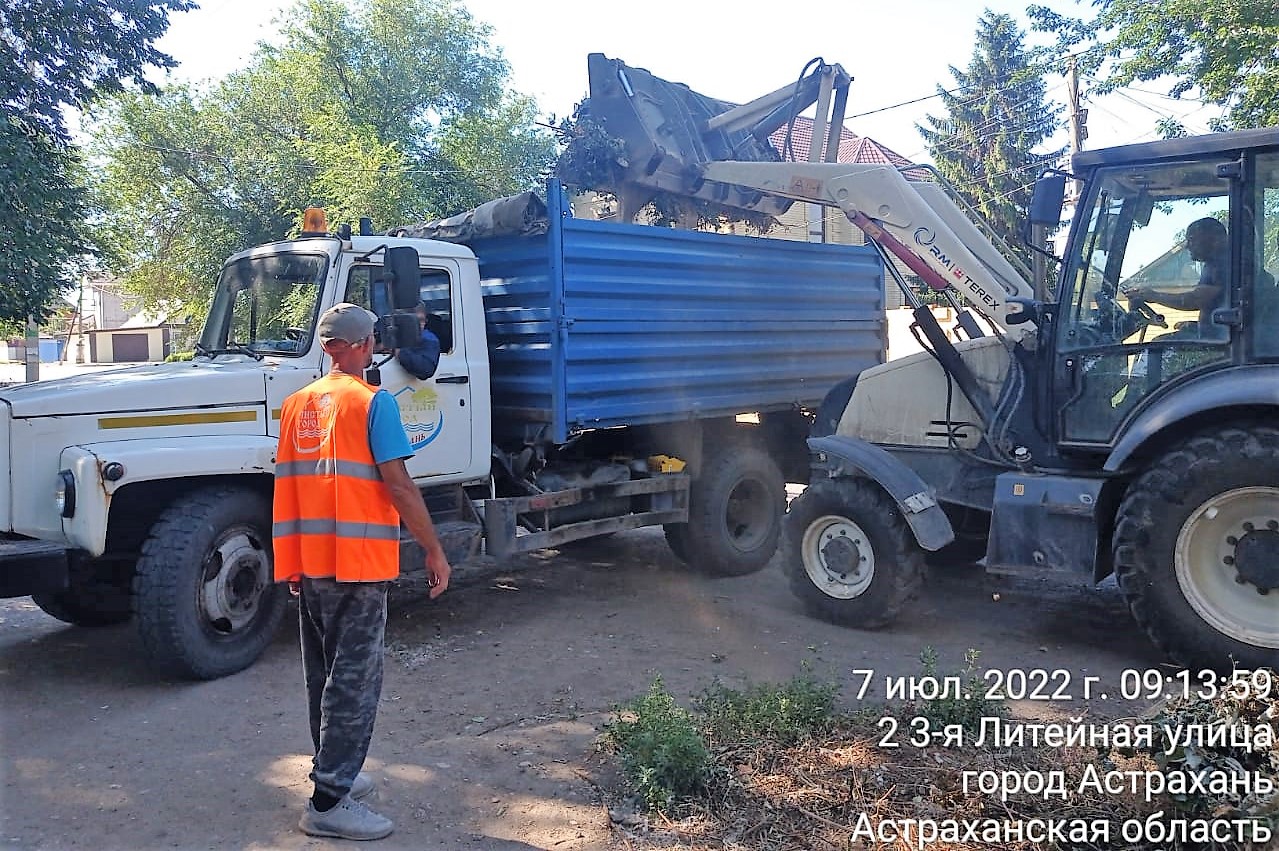 Астраханские коммунальщики ежедневно ликвидируют новые свалки