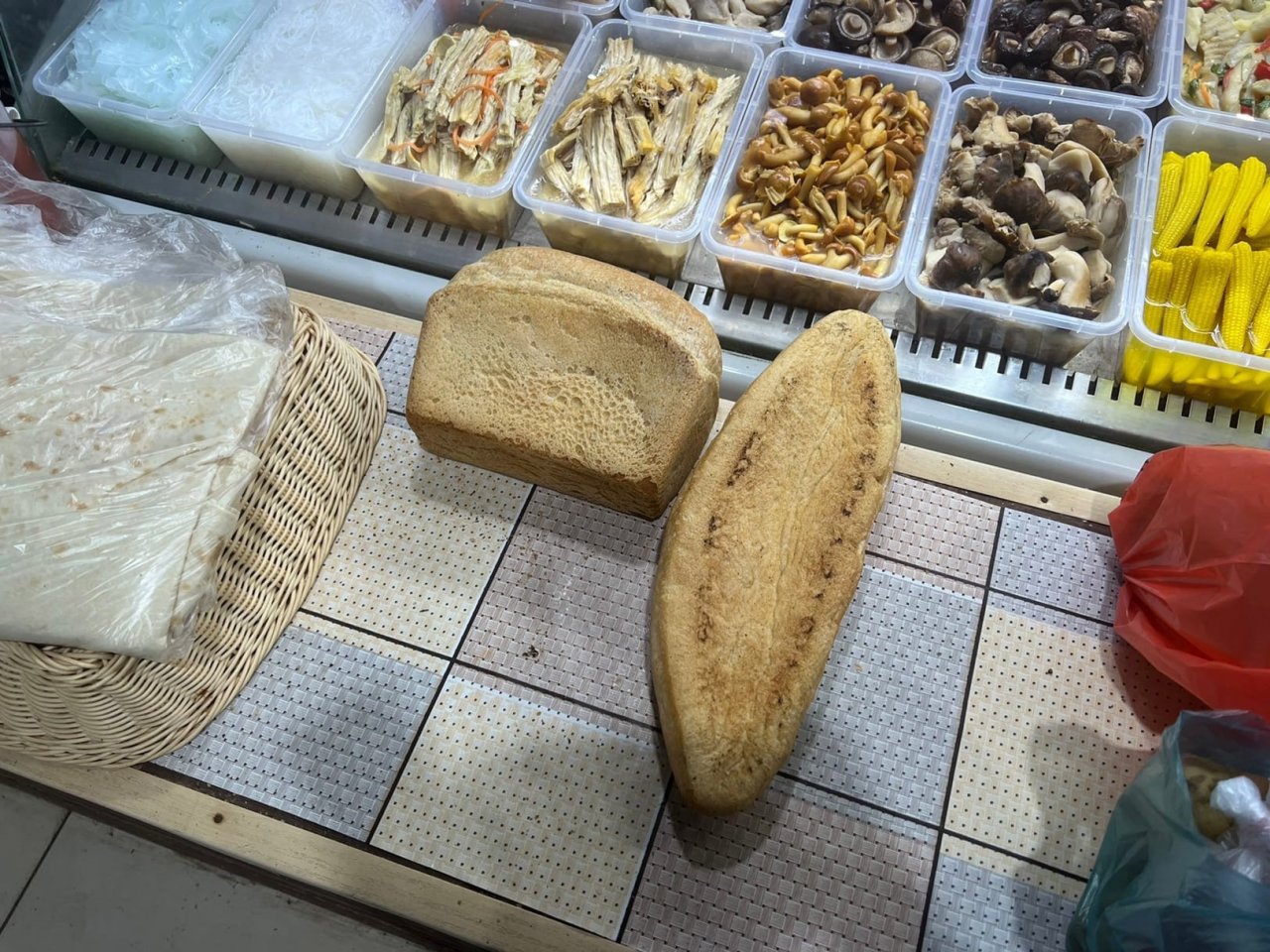 В Астрахани предприниматель раздает хлеб людям