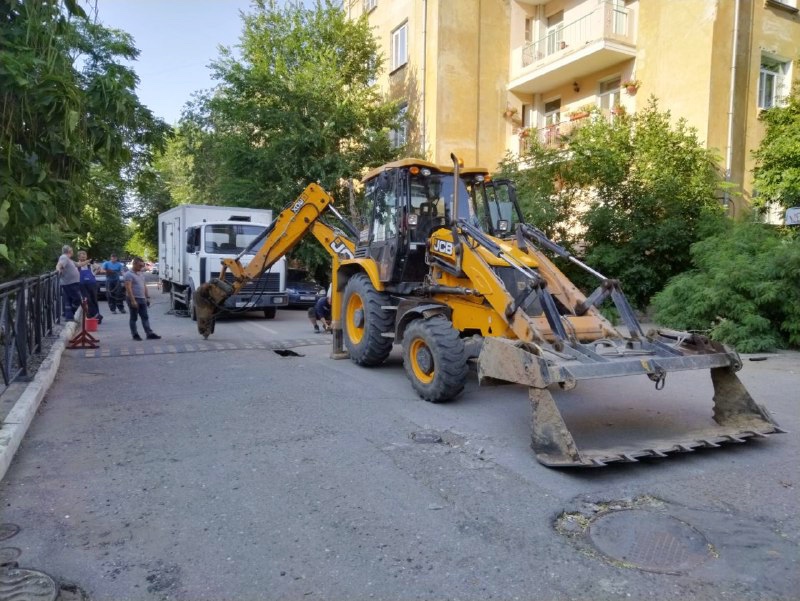 Из-за аварии на канализации перекрыли улицу в центре Астрахани