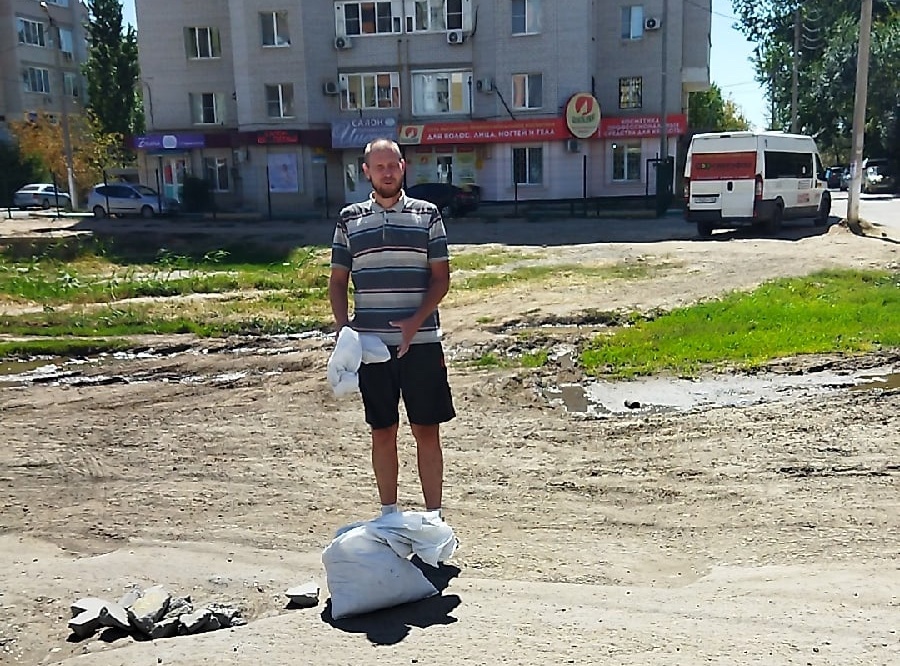 Астраханские маршрутчики сами принялись за ремонт разбитой дороги