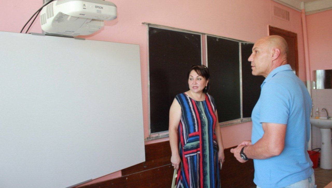 Глава Приволжского района проверяет школы перед 1 сентября