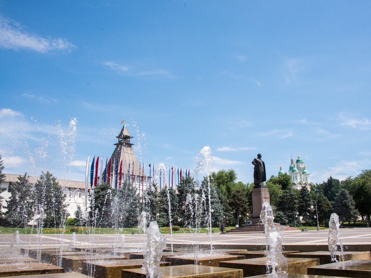 Памятник Ленину на одноименной площади.