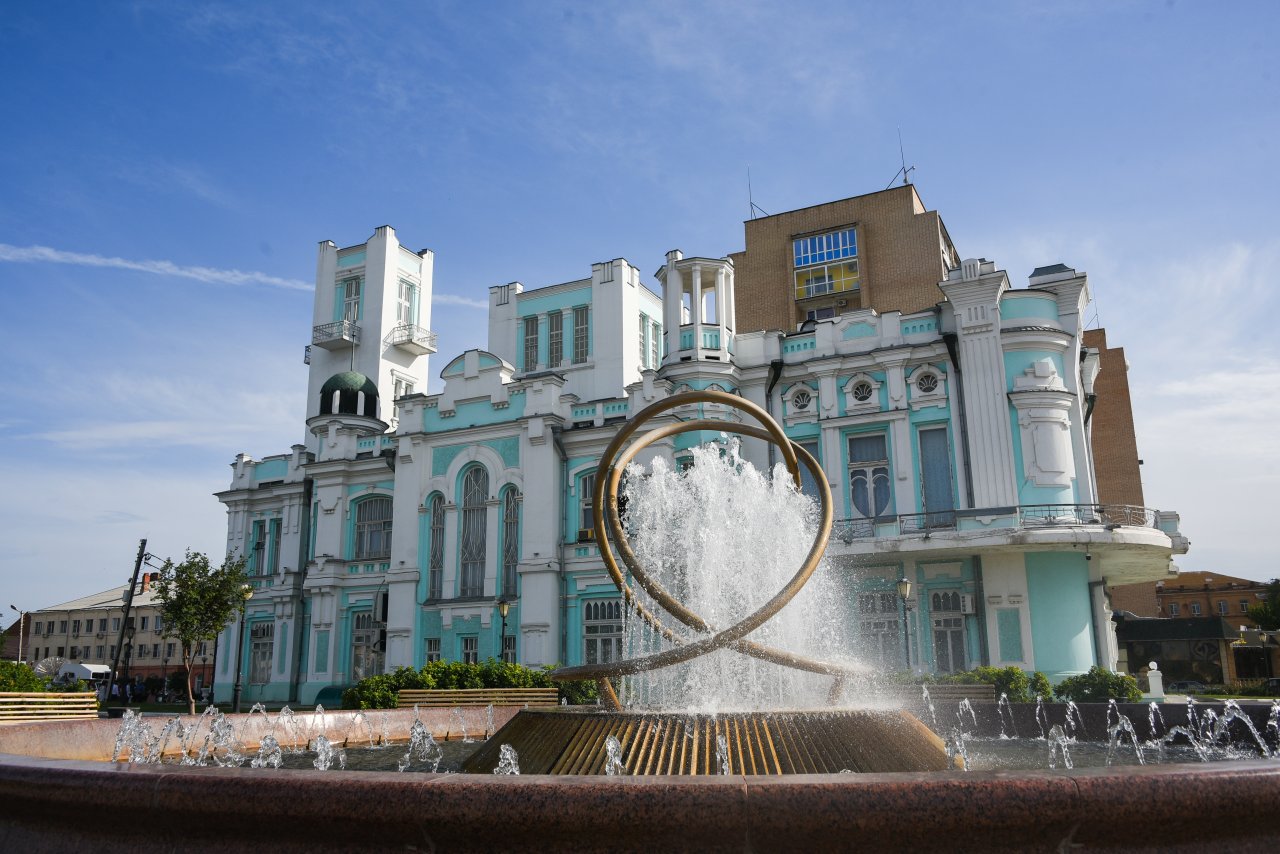 Астраханский Дворец Бракосочетаний, чаще его называют ЗАГС.