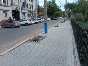 Пеньки на новом тротуаре улицы Кирова удивили астраханцев