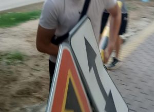 Подростки ломают дорожные знаки в Астрахани