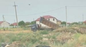 Под Астраханью серый перевозчик выкидывал строительный мусор рядом с жилыми домами