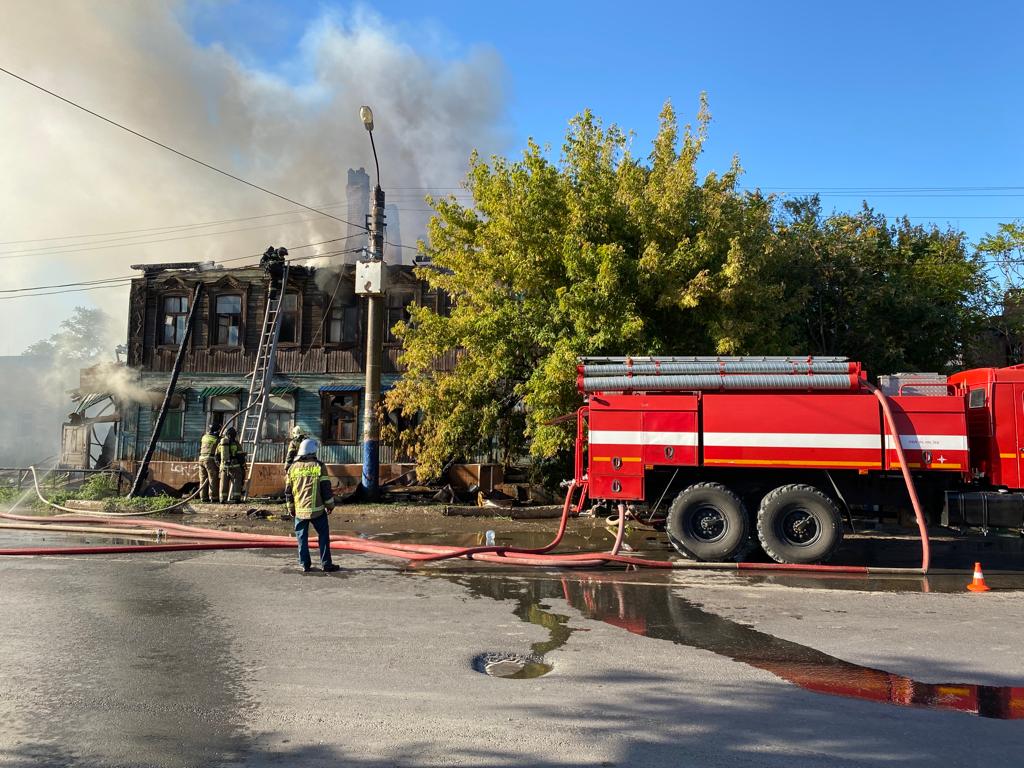 Возле Больших Исад крупный пожар в заброшенном доме | АРБУЗ