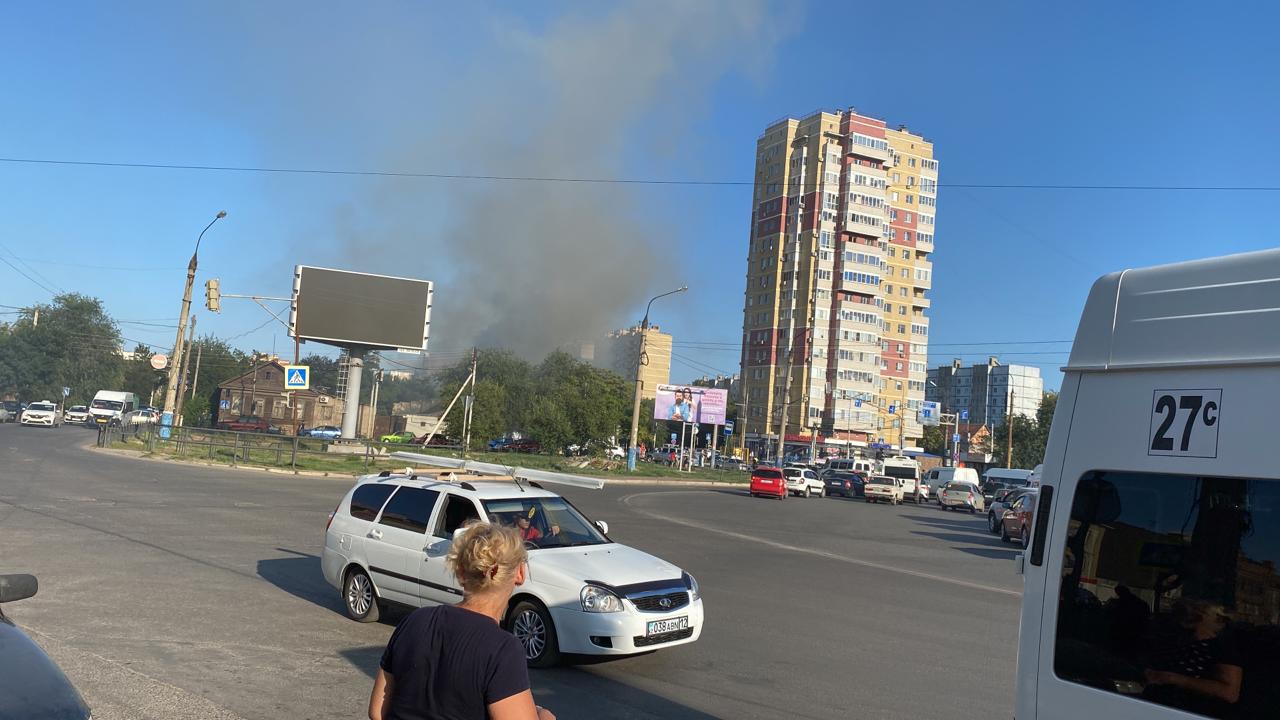 Возле Больших Исад крупный пожар в заброшенном доме | АРБУЗ