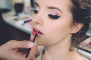 Астраханские женщины стали реже делать макияж перед работой