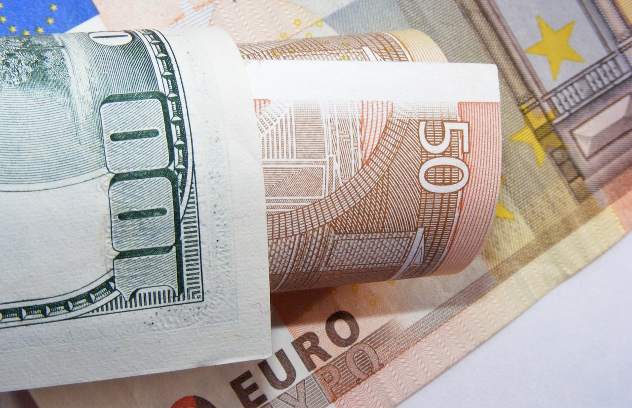 Банк «Открытие»: паритет доллара и евро продлится еще несколько месяцев