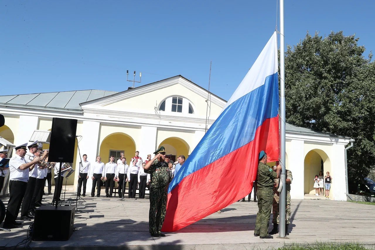 Поднять государственный флаг. Поднятие флага. Поднятие государственного флага. Подъем флага России. Торжественное поднятие флага.