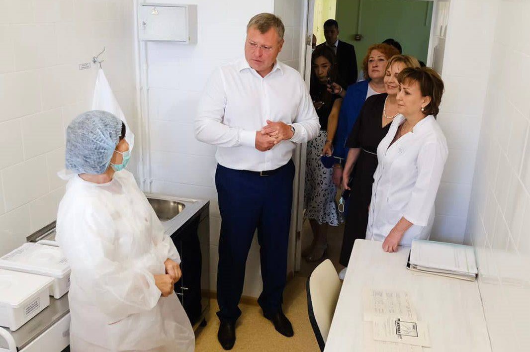 Игорь Бабушкин посетил открытую после ремонта поликлинику в Астрахани