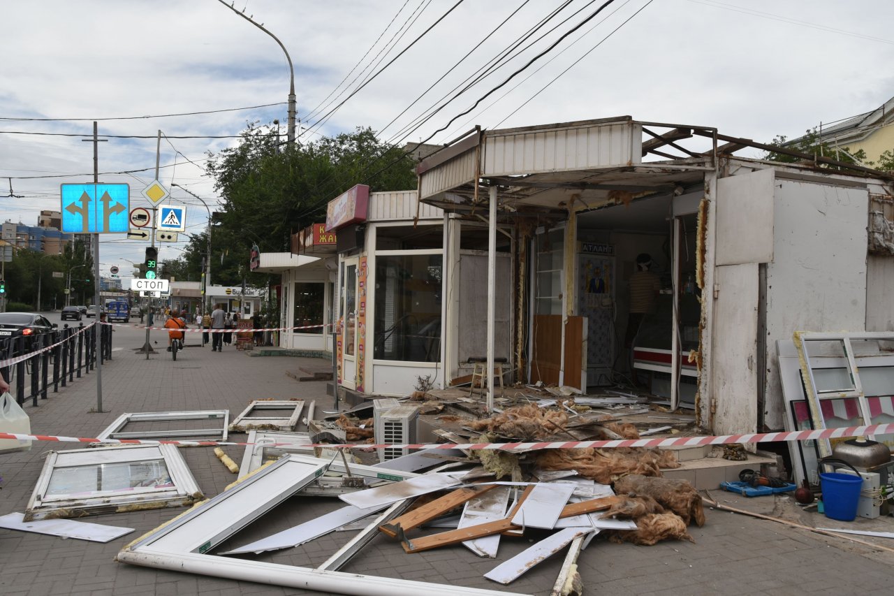 На улице Боевой сносят нелегальные магазины