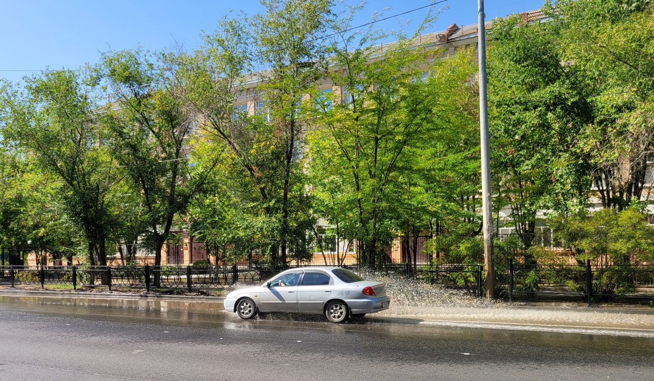 Свежеотремонтированная улица Адмирала Нахимова снова залита канализацией