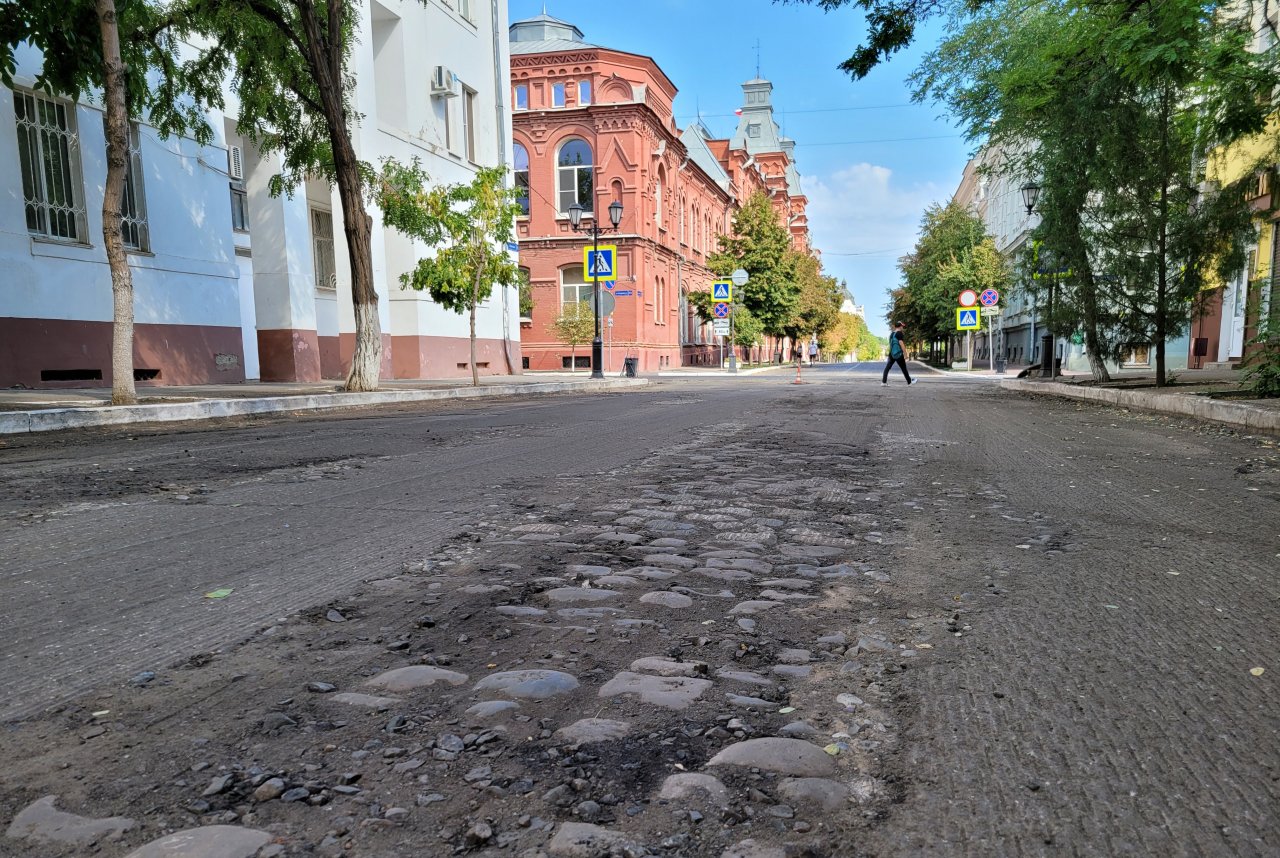 В центре Астрахани откопали булыжную мостовую