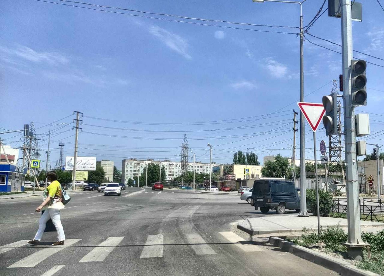 Астраханцы ждут, когда заработает светофор на опасном перекрестке
