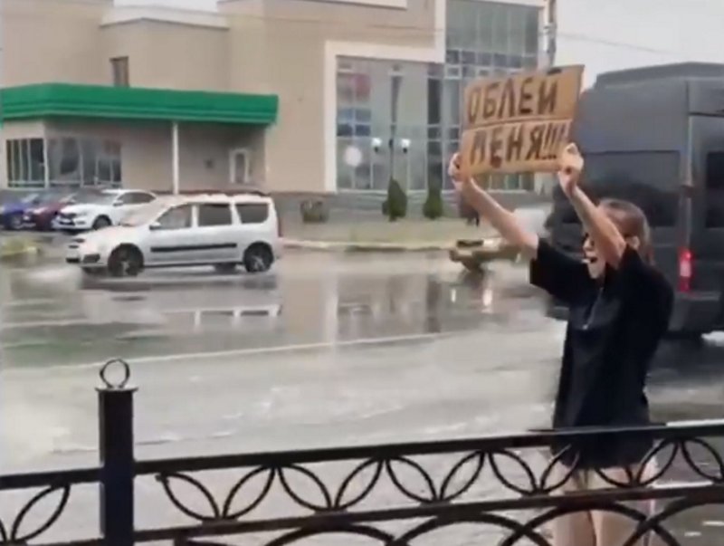 В Астрахани после дождя провели странную акцию «Облей меня»