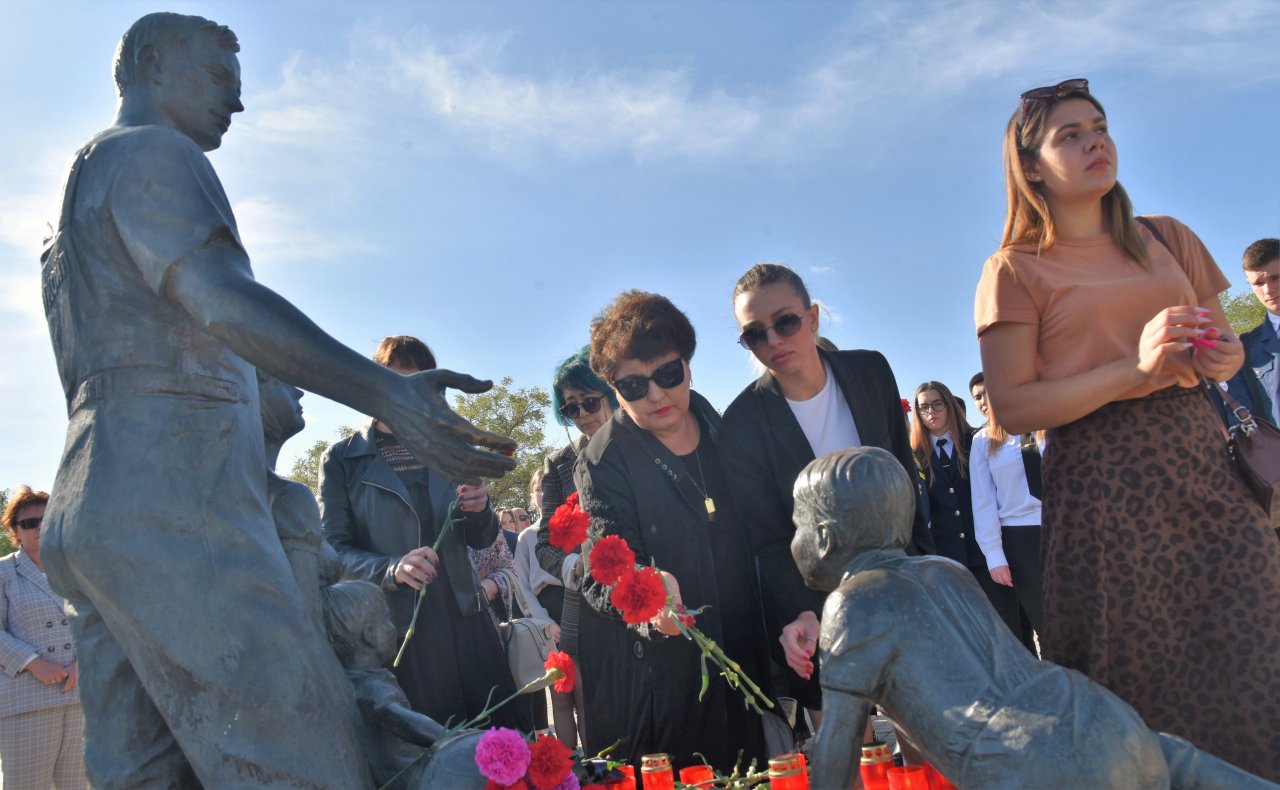 Астраханцы почтили память жертв трагедии в Ижевске