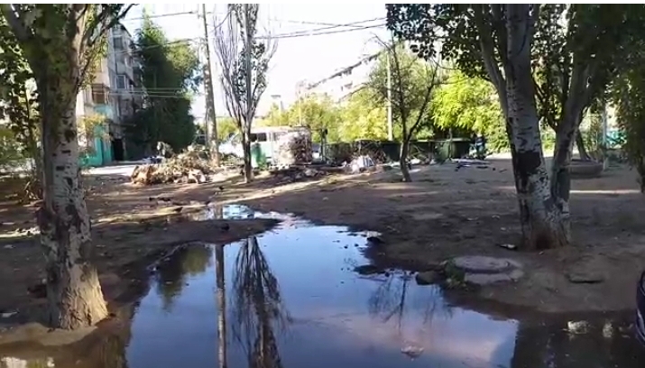В Астрахани возле избирательного участка пятый день течет канализация