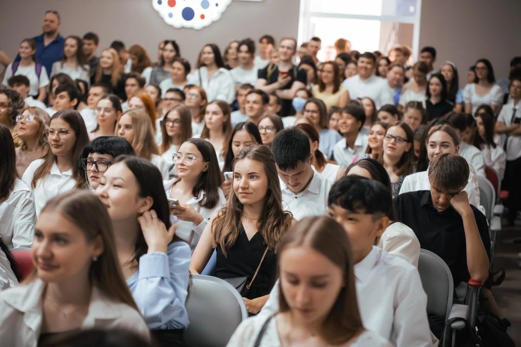 Первого сентября АГУ объединил первокурсников и почетных профессоров