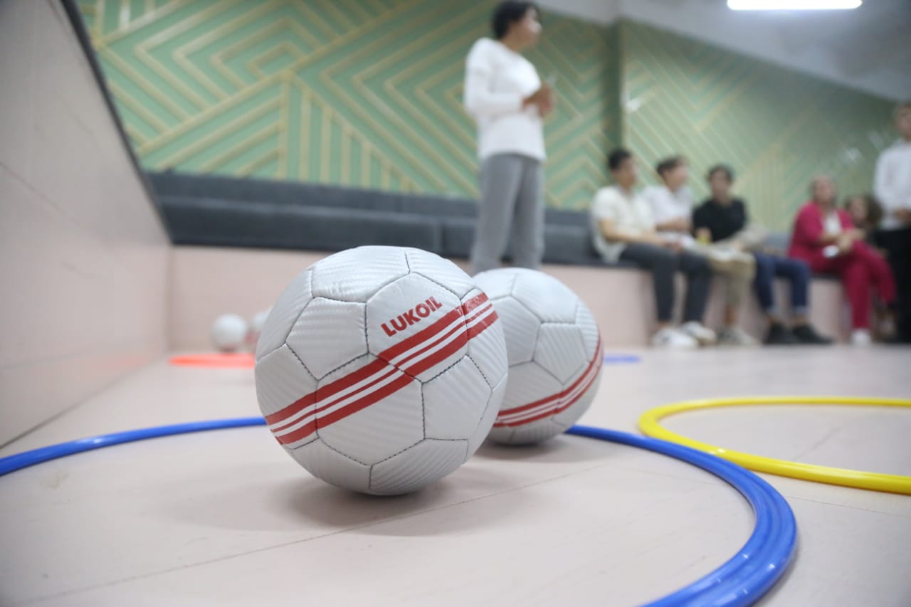 Звезда российского гандбола Эмилия Турей при поддержке нефтяников провела спортивный интерактив для астраханских детей
