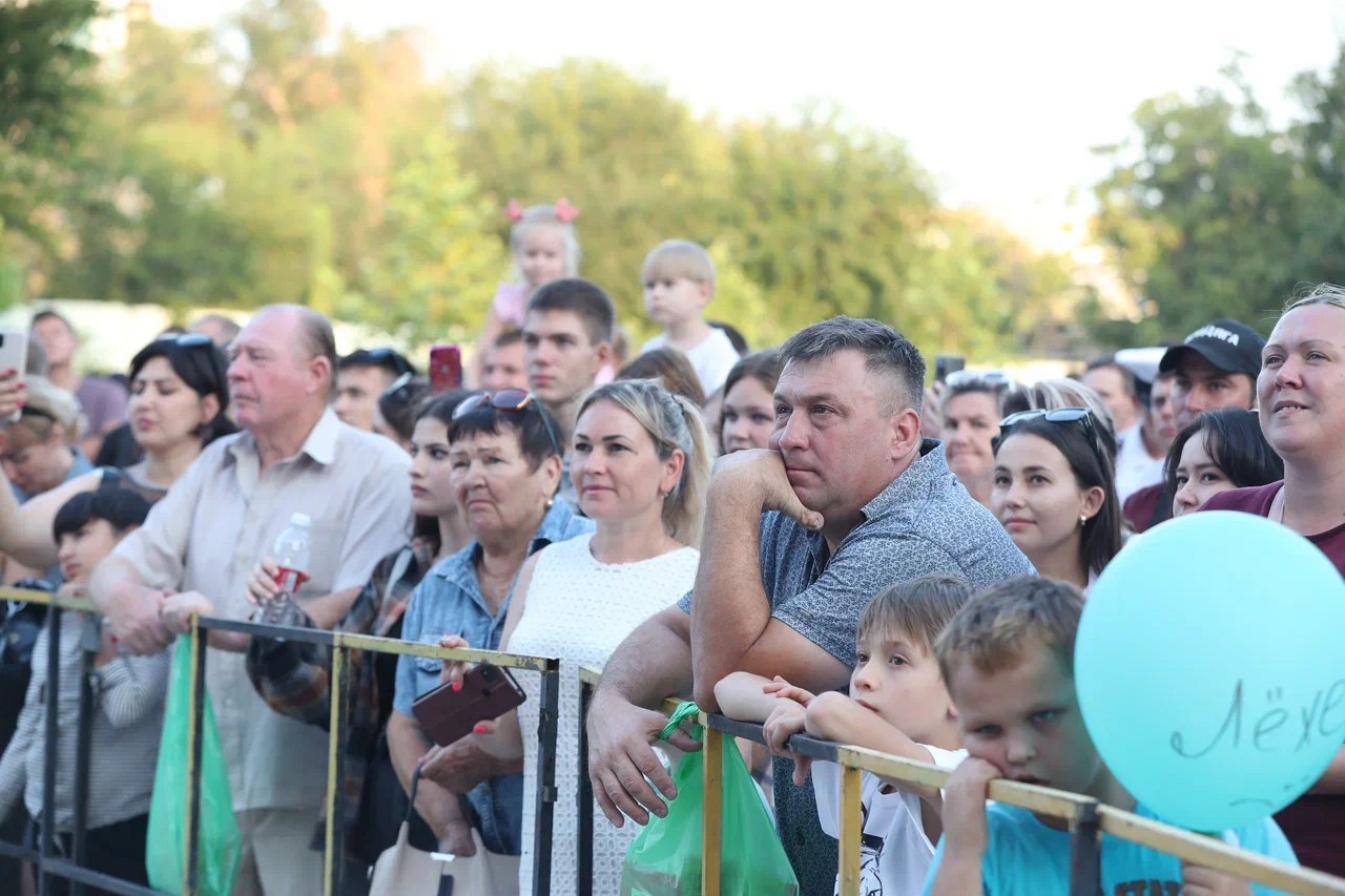 Астраханцы отметили начало учебного года концертом в поддержку президента