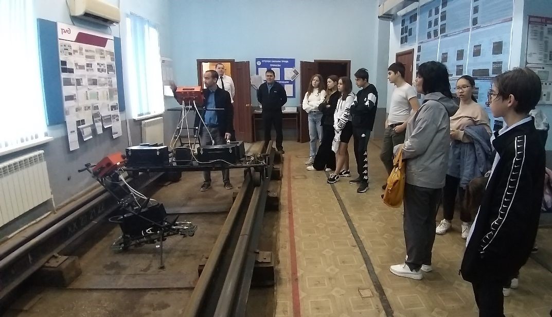 Железнодорожники показали астраханским школьникам технику и оборудование для выявления дефектных рельсов