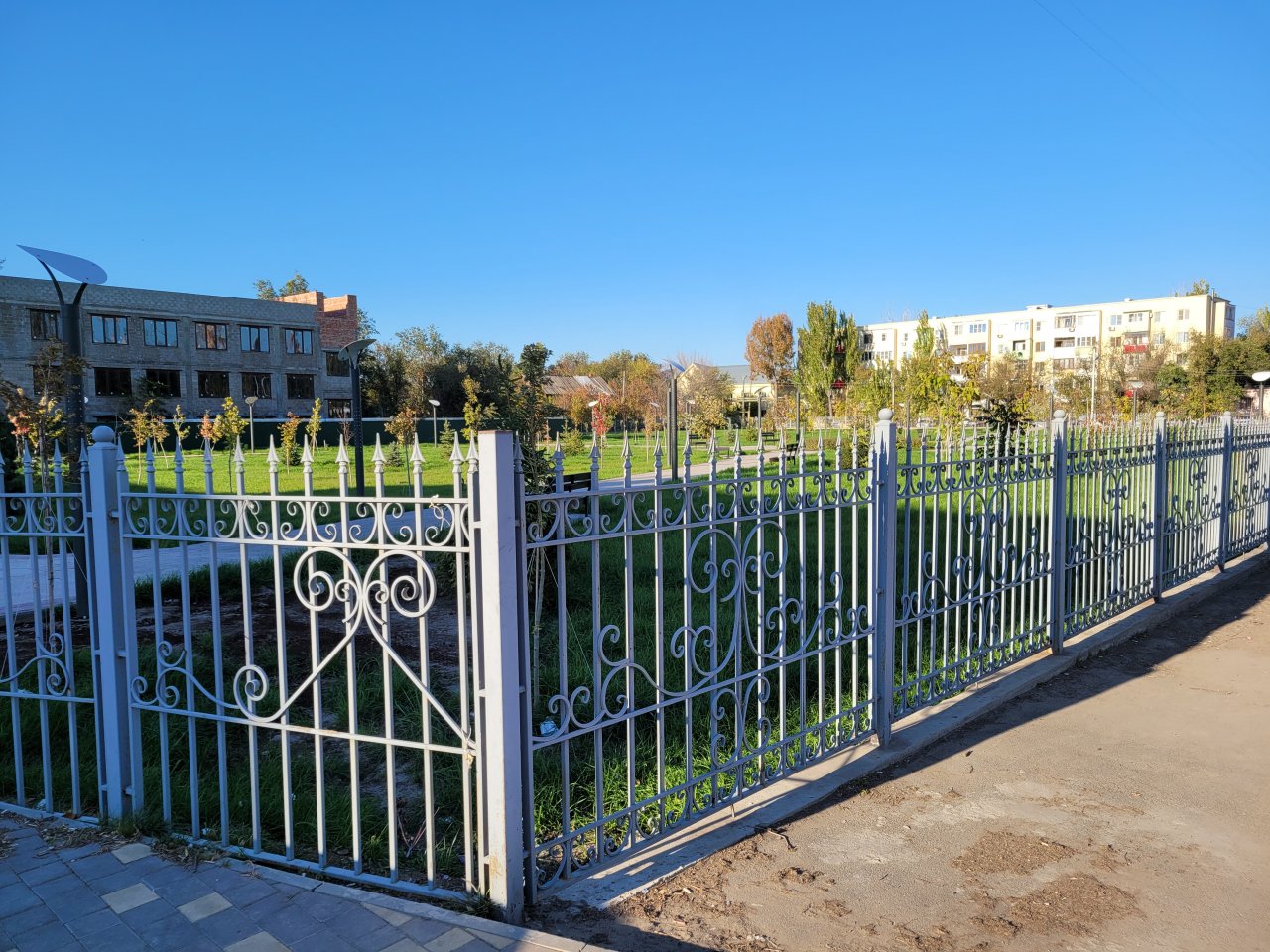 Парк окружен забором