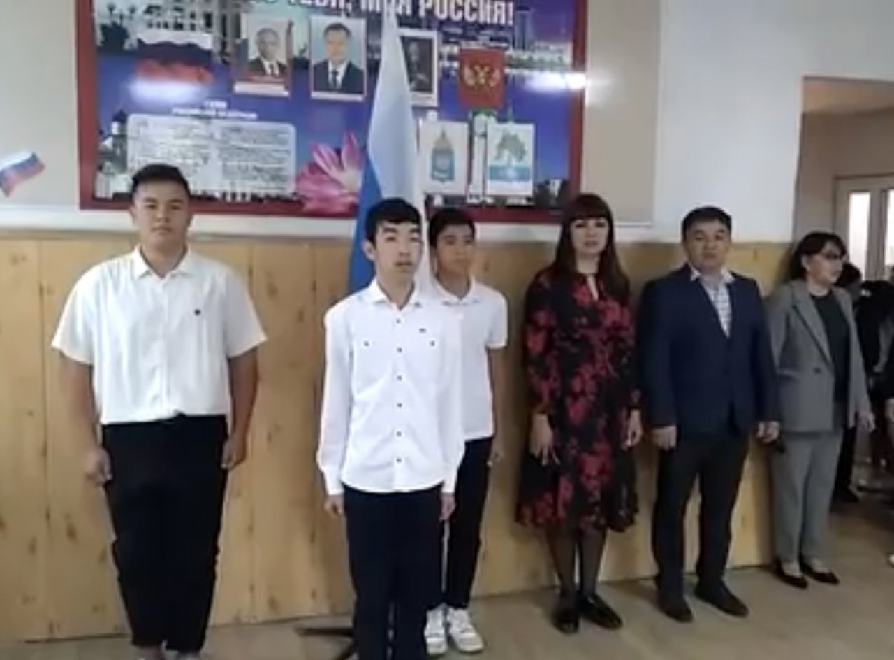 Как в астраханских школах проходит церемония поднятия флага России