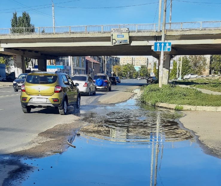 Одна из крупнейших улиц Астрахани тонет в канализационной жиже