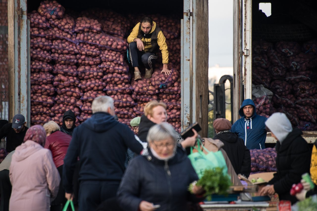 Астраханские фермеры запасают картошку на зиму, чтобы продать подороже