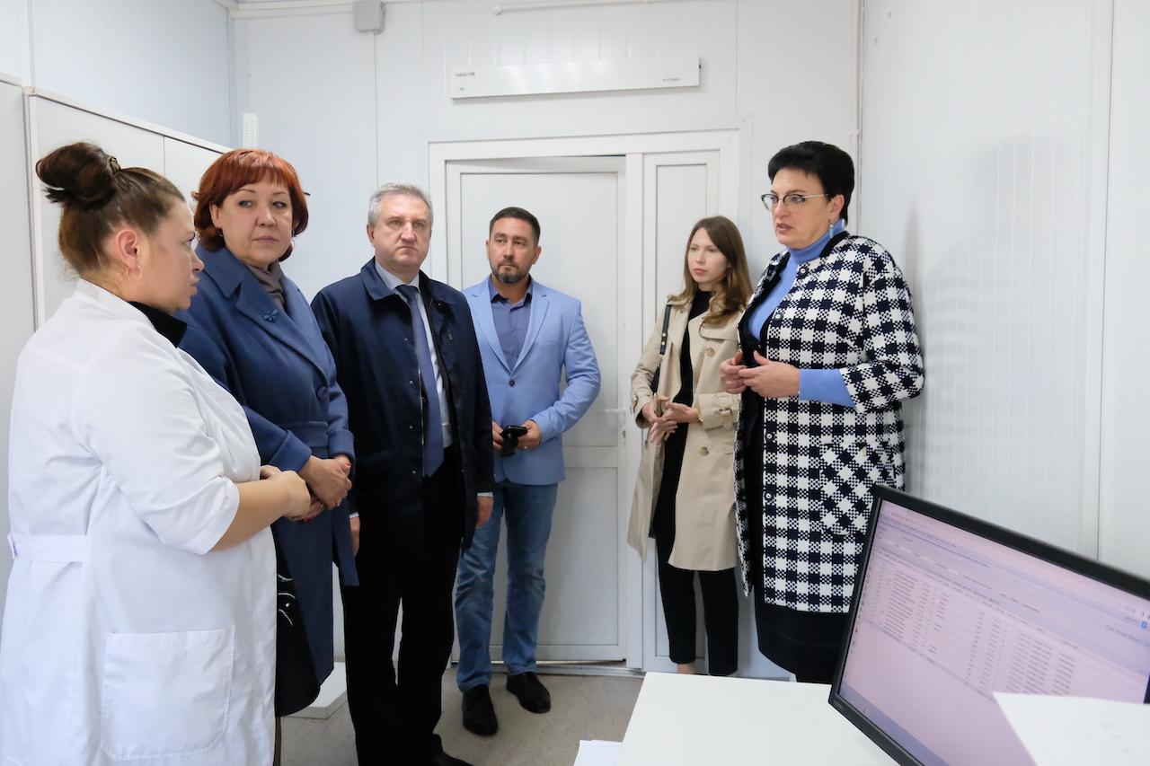Депутаты оценили качество медицинской помощи и социальных услуг в Икрянинском районе
