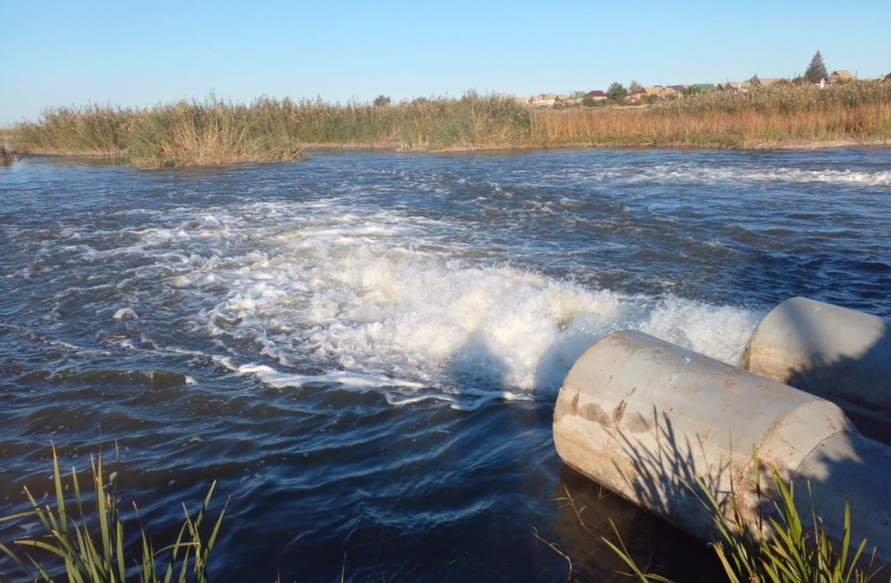 Сразу в трех районах Астраханской области началась подкачка воды
