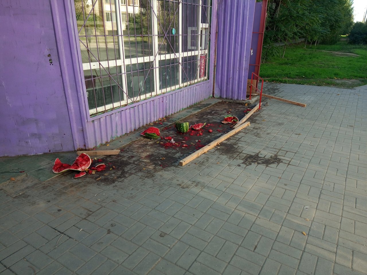 Астраханцы ждут маршрутку на битых арбузах, оставшихся от овощного ларька