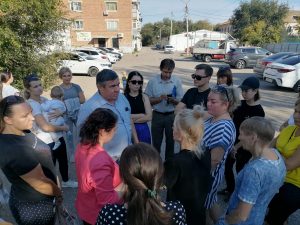 Родители в панике: на окраине Астрахани закрывается крупный детский сад