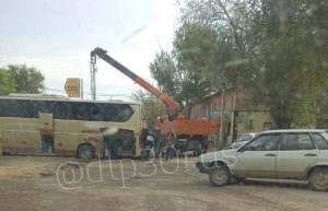 Два автобуса провалились в траншею на окраине Астрахани