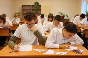 Родителей астраханских школьников потревожил фейк о трудовой практике