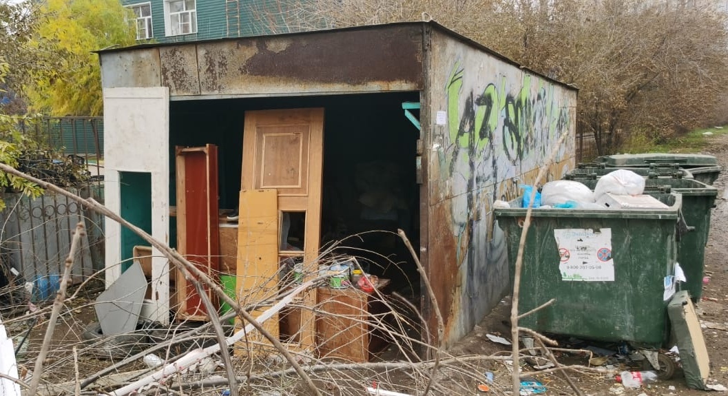 Бездомные превратили в ночлежку гараж в астраханском дворе