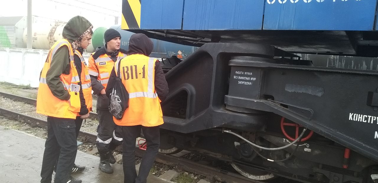 Железнодорожники показали школьникам оснащение восстановительного поезда на  станции Астрахань-2 | АРБУЗ