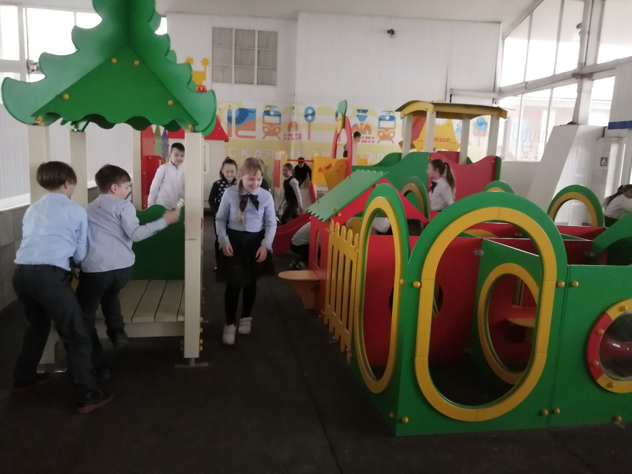 Экологическая акция для школьников прошла на железнодорожном вокзале Астрахани