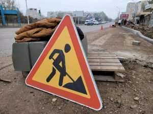 Администрация Астрахани назвала список улиц, где в первую очередь заделают ямы