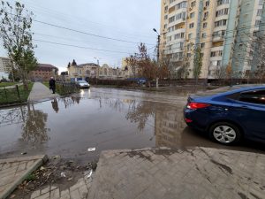 Администрация объяснила появление озера из канализации в крупном микрорайоне Астрахани
