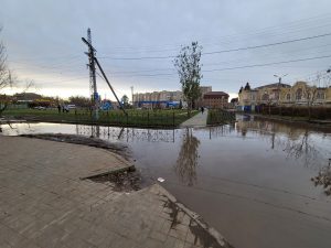 Путь в крупный микрорайон Астрахани снова перекрыло озеро из канализации